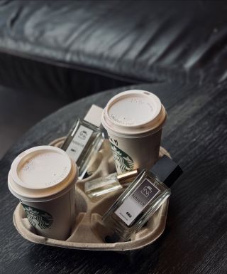 Coffee dates + favorite parfume 💫 Ta chvíle, když vcházíš do kavárny a cítíš se skvěle! Správný parfém k tomu patří stejně...